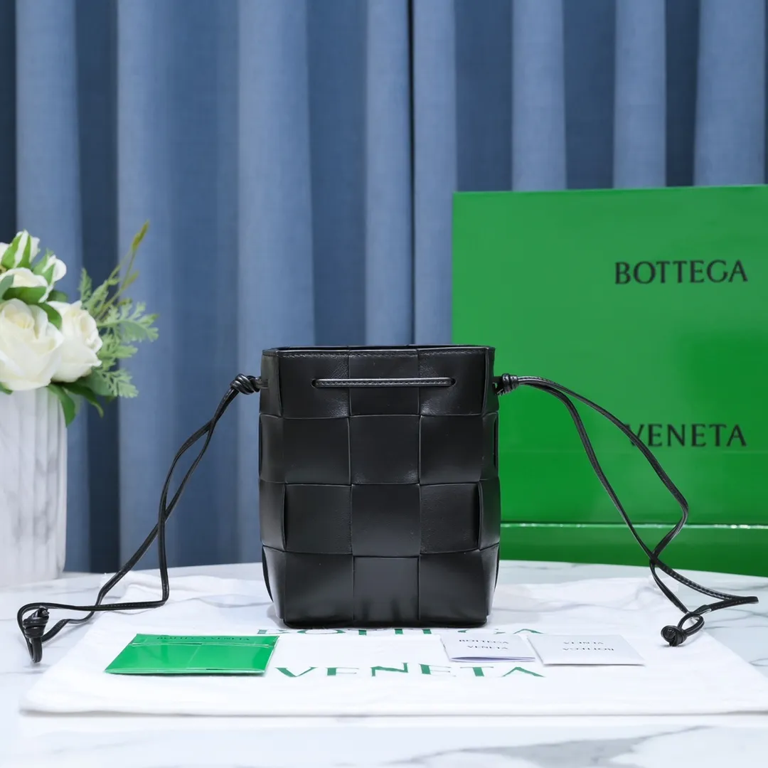 Bottega veneta* new woven small bucket bag latest series # The square bag shape is matched with classic woven elements, drawstring design, minimalism, and has a very large capacity. Every color is beautiful, it is simple and elegant but has a cool style. It can be used by both men and women, and the upper body is fashionable and classy! Style number: 6612# Large size: 19x14x13cm